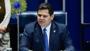 Alcolumbre propõe redução de pena em troca de anistia.