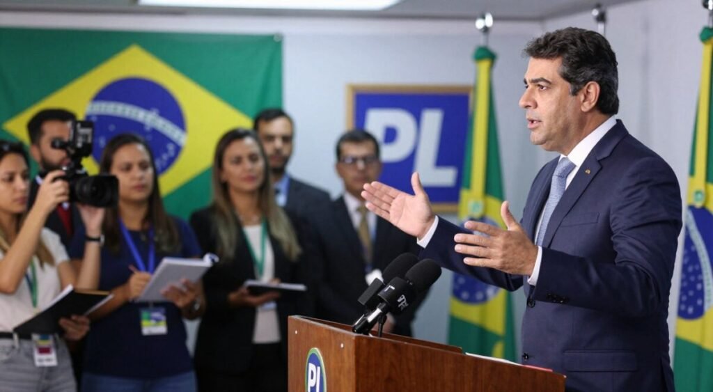 A politician standing at a podium in a modern governmental setting, gesturing assertively during a press conference. In the foreground, the politician, depicted as a middle-aged Brazilian man in a tailored suit and tie, looks determined and engaged. The middle ground shows attentive journalists with cameras and notepads, capturing the moment, while the background features a large banner with the Brazilian flag and a stylized emblem representing the PL party. The lighting is bright and focused on the podium, creating a dramatic spotlight effect, suggesting urgency and importance. The atmosphere is tense yet professional, reflecting the weight of political discussions and scrutiny of public accounts.
