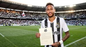 Neymar acerta renovação com o Santos e fica no clube até o fim de 2026.