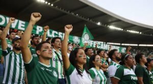 Torcida do Palmeiras se manifesta após saída de Weverton e aponta prioridades.